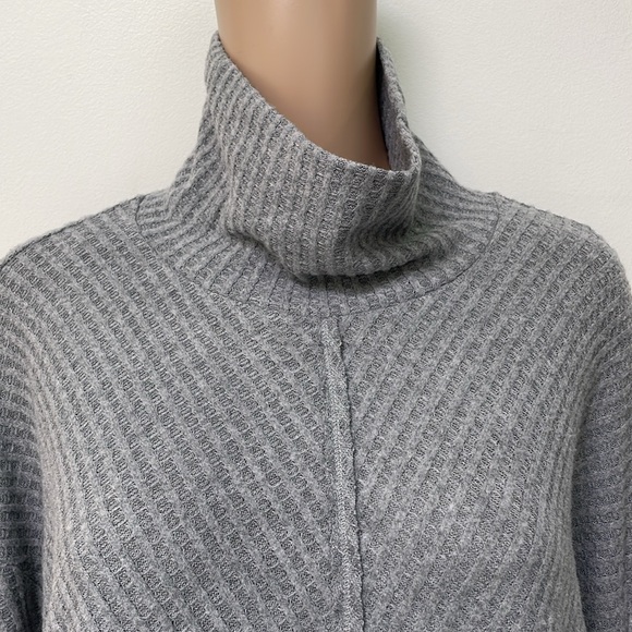 H BY BORDEAUX top Gray Waffle Knit Long Dolman Sleeve Pullover Knit - Picture 2 of 6